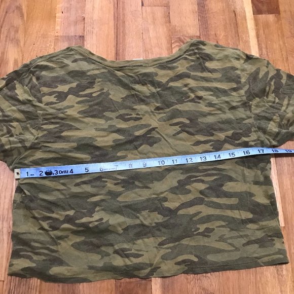 Oversized Camouflaged Crop Top - Picture 4 of 4
